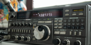 Yaesu FT-736R für 2m, 70cm und 23cm. Ein legendärer Oldtimer.