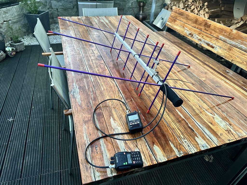 FT5-DE verbunden mit dem 70cm Boom, KG-UV6 verbunden mit dem 2m Boom meiner Arrow Yagi Antenne.