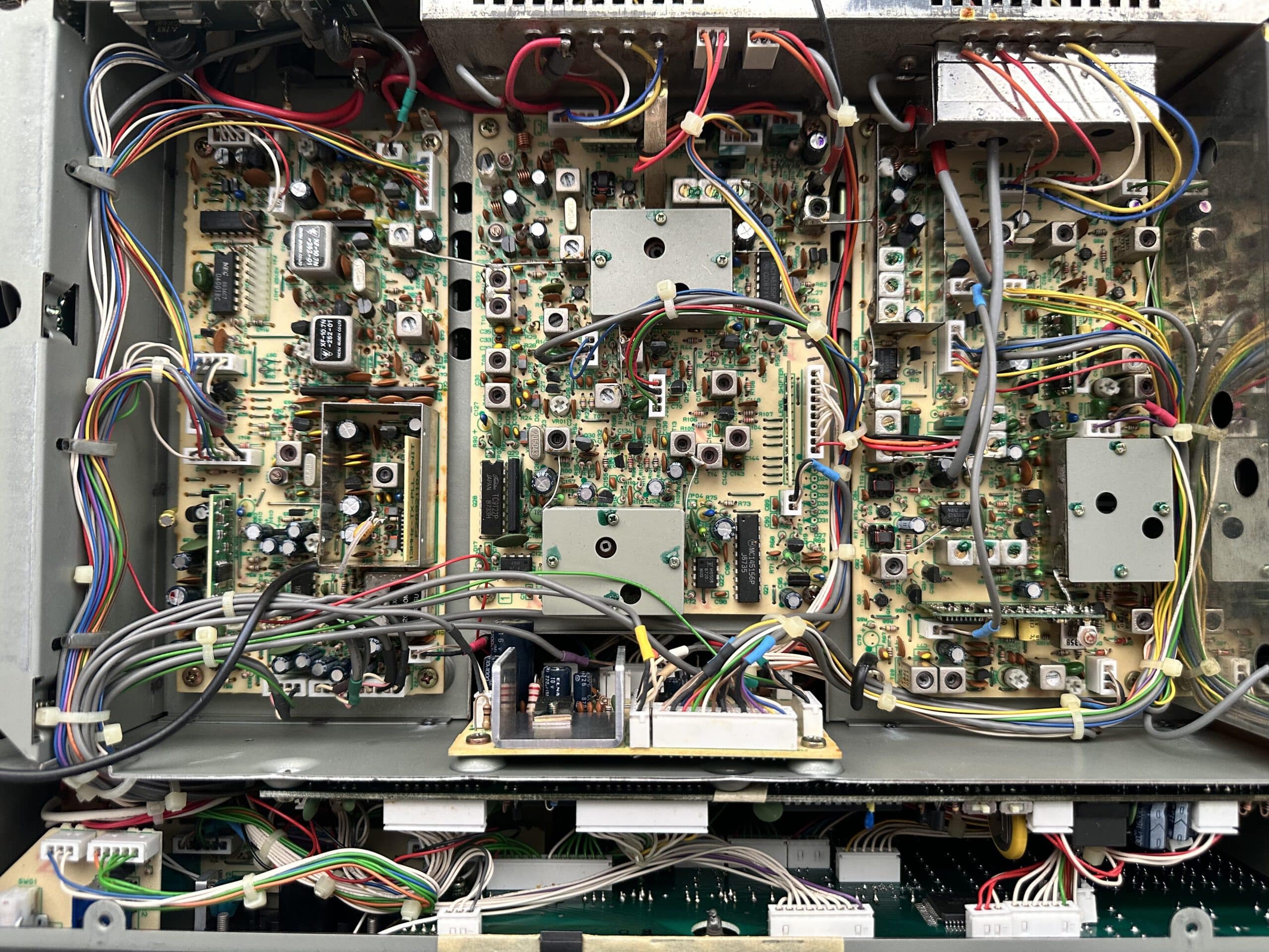 No visible oxidation on the internals of the Yaesu FT-736R.