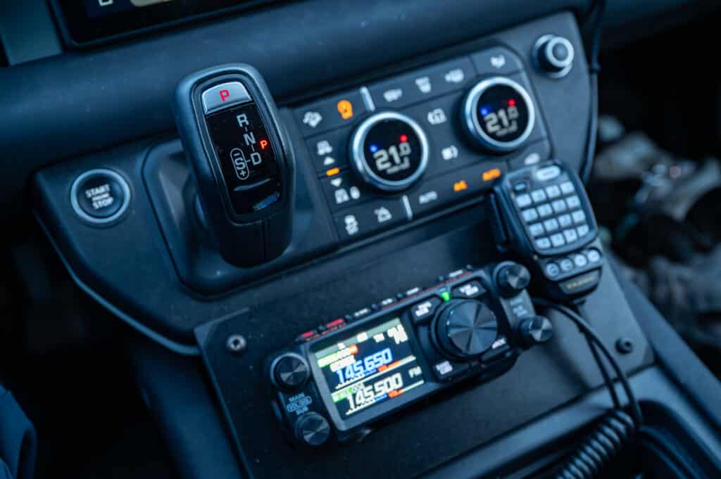 Installation of a Yaesu FTM-500 in the centre console of the New Defender from model year 2020